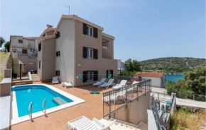 Nice home in Sevid with WiFi, Heated swimming pool and 10 Bedrooms